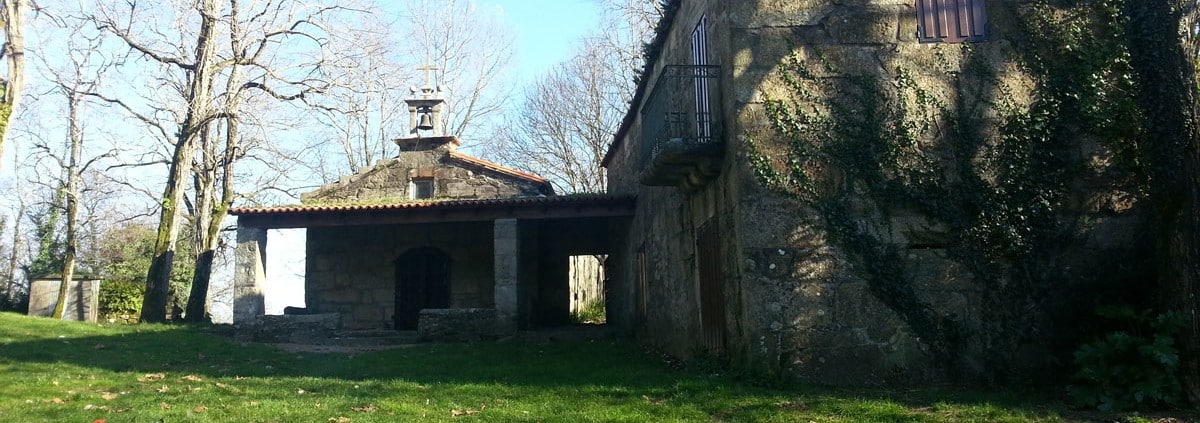 Vista de lejos de la Capilla de A Pastora