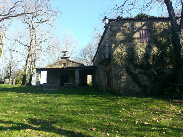 Vista de lejos de la Capilla de A Pastora