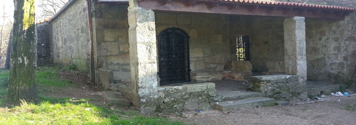 Vista lateral de la capilla de A Pastora