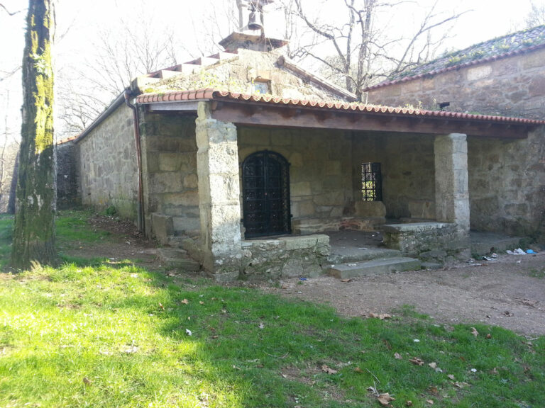 Vista lateral de la capilla de A Pastora